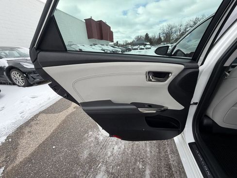 Used 2018 Toyota Avalon Limited image 21