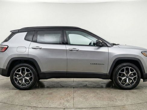 Used 2025 Jeep Compass Limited image 9
