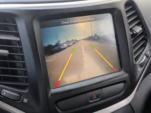 Used 2017 Jeep Cherokee Trailhawk image 12