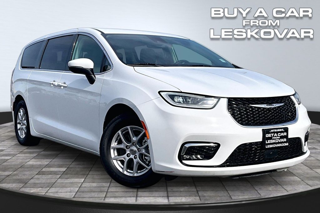 Used 2023 Chrysler Pacifica Touring-L FWD image 1