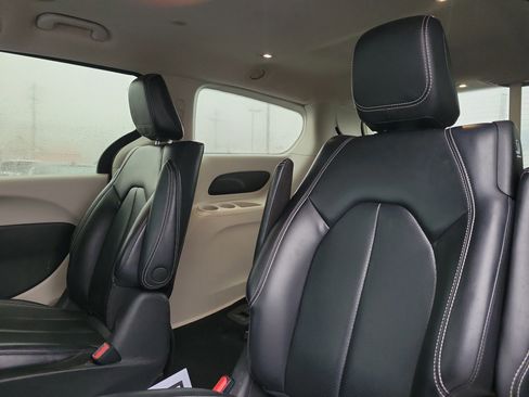 Used 2023 Chrysler Pacifica Touring-L image 12