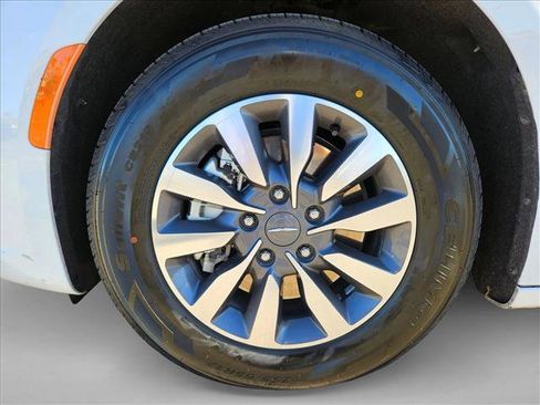 Used 2024 Chrysler Pacifica Limited FWD image 24