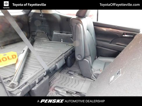 Used 2021 Toyota Highlander Limited image 6