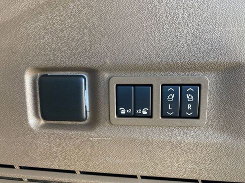 Used 2024 GMC Yukon XL Denali w/ Denali Reserve Package image 6