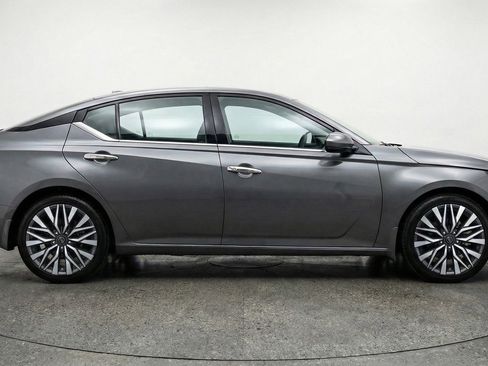Used 2025 Nissan Altima 2.5 SV FWD image 11