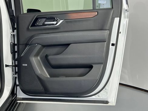 Used 2025 GMC Yukon XL Denali AWD/4WD image 12