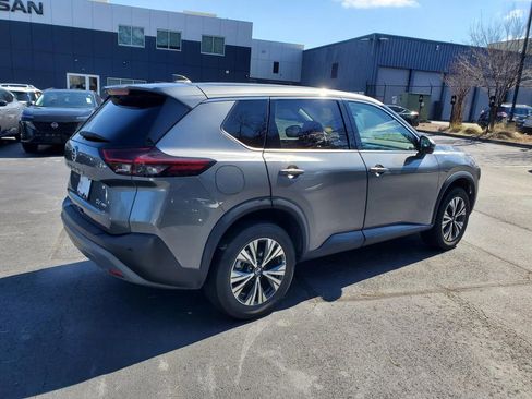 Used 2021 Nissan Rogue SV image 3
