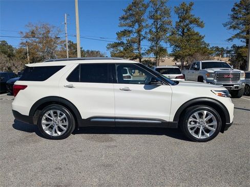 Used 2022 Ford Explorer Platinum w/ Equipment Group 601A image 3