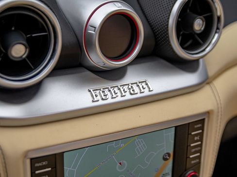 Used 2016 Ferrari California T RWD image 32