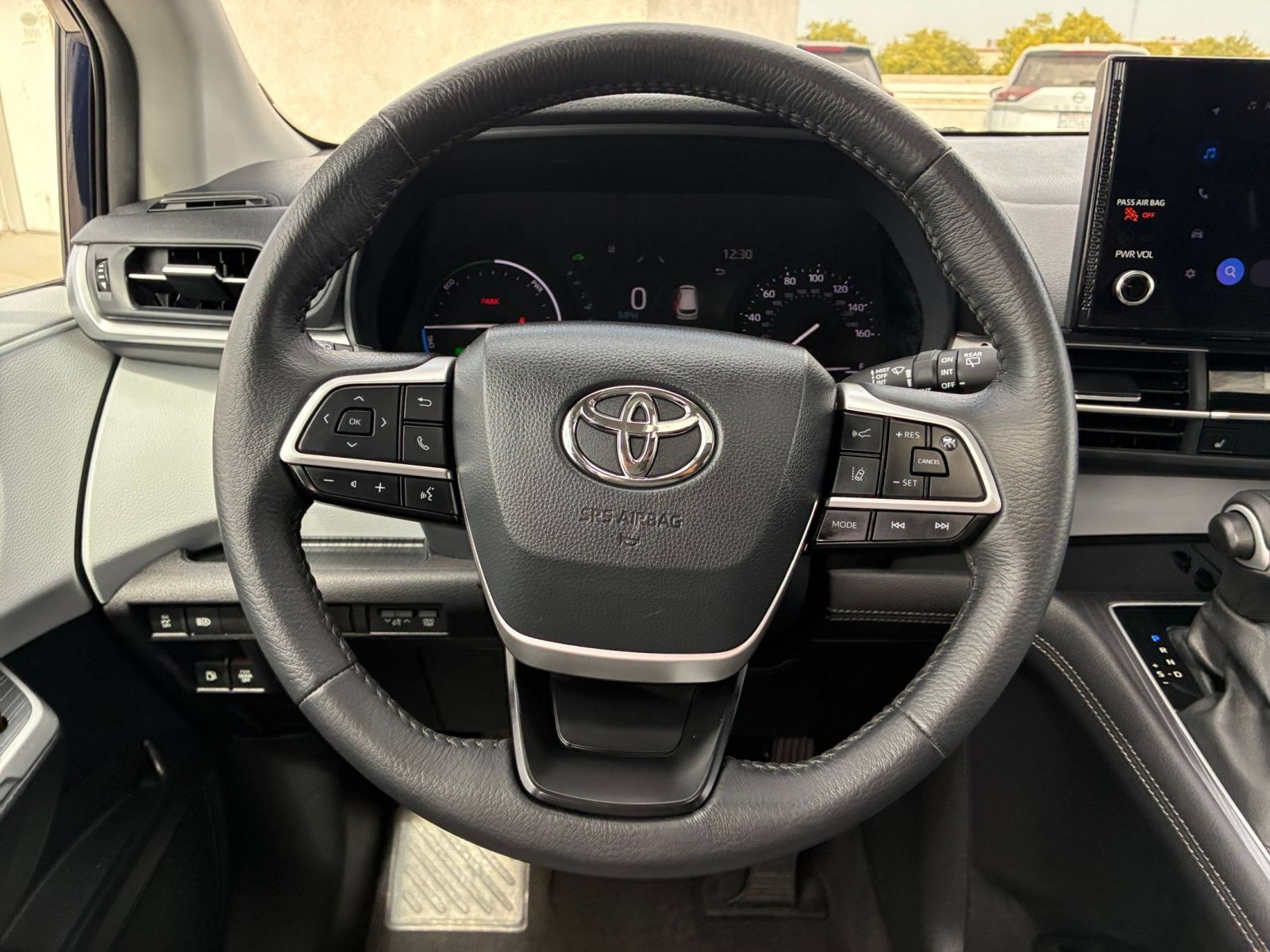 Used 2025 Toyota Sienna XLE FWD image 28