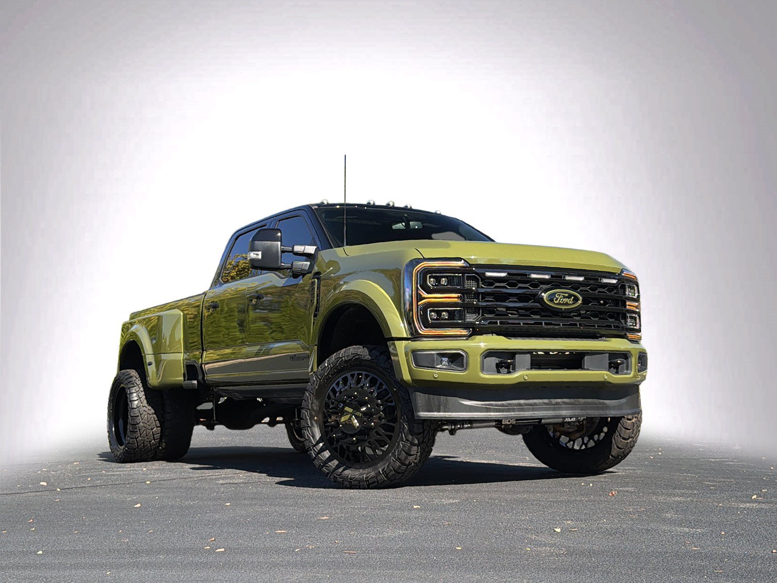Used 2026 Ford F450 Platinum w/ FX4 Off-Road Package AWD/4WD image 2