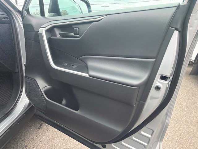 Used 2022 Toyota RAV4 LE AWD/4WD image 8
