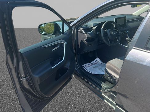 Used 2025 Toyota RAV4 XLE AWD/4WD image 13