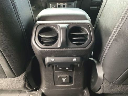 Used 2018 Jeep Wrangler Unlimited Sahara image 21
