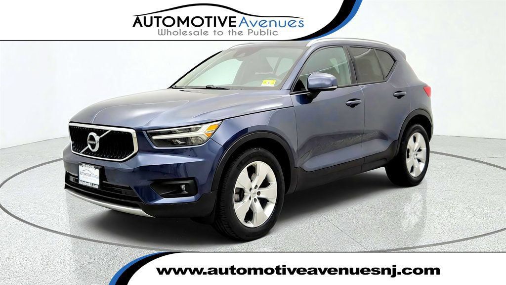 Used 2021 Volvo XC40 T5 Momentum w/ Premium Package AWD/4WD image 1