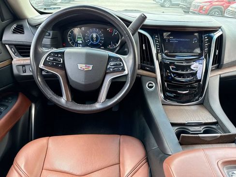 Used 2018 Cadillac Escalade Luxury AWD/4WD image 14