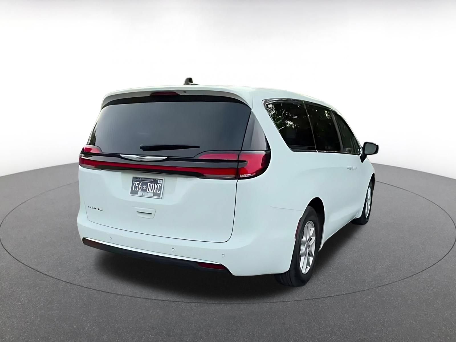 Used 2024 Chrysler Pacifica Touring-L FWD image 13