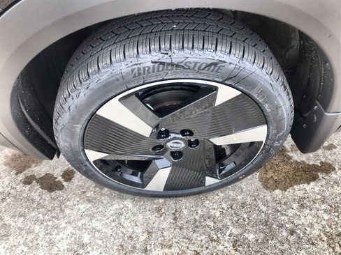 New 2025 Nissan Kicks SR image 10