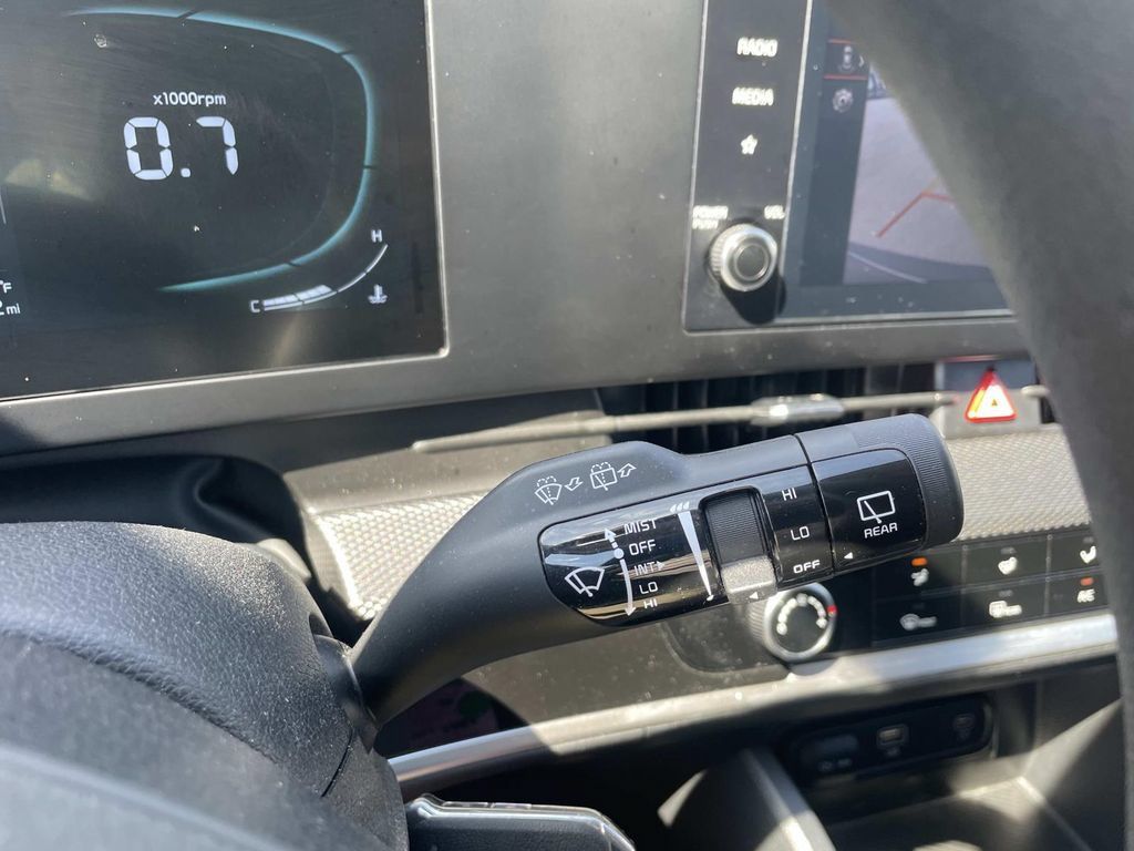 Used 2025 Kia Sportage LX AWD/4WD image 31