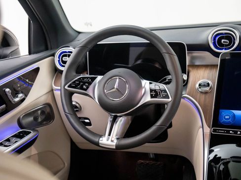 Used 2025 Mercedes-Benz GLC 350e 4MATIC image 11