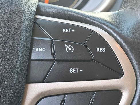 Used 2018 Jeep Cherokee Latitude w/ Cold Weather Group image 29