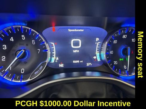 Used 2024 Chrysler Pacifica Touring-L image 2