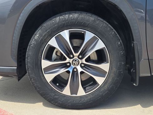 Used 2020 Toyota Highlander XLE AWD/4WD image 12