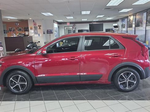 Used 2023 Kia Niro LX image 2