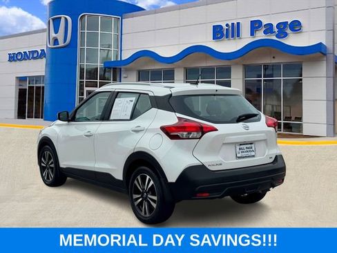 Used 2018 Nissan Kicks SV FWD image 3