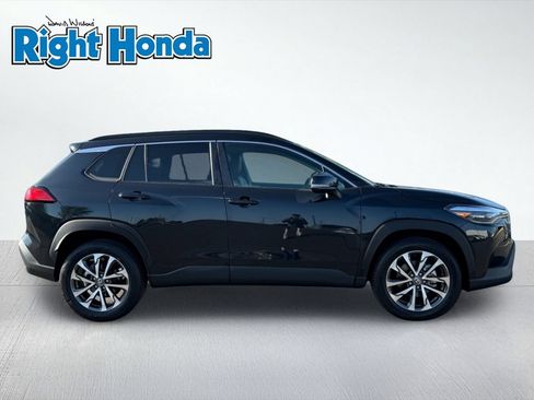 Used 2025 Toyota Corolla Cross XLE FWD image 9