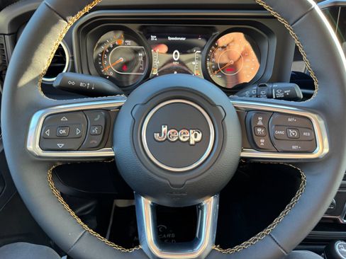 Used 2024 Jeep Wrangler Unlimited Sahara w/ Technology Group AWD/4WD image 31