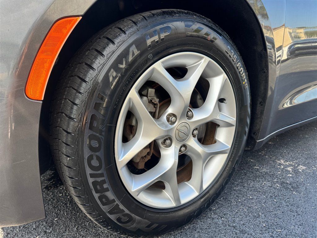 Used 2018 Chrysler Pacifica Touring Plus w/ Tire & Wheel Group FWD image 9