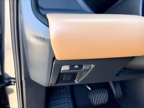 New 2025 Land Rover Defender 90 X-Dynamic SE image 17