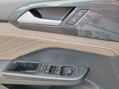 Used 2024 Volkswagen Taos SEL image 21