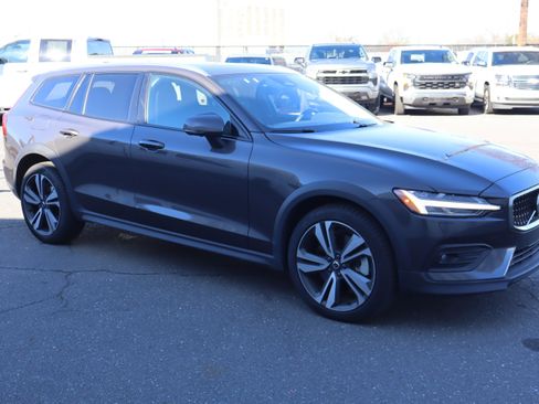 Used 2025 Volvo V60 B5 Cross Country Plus image 2