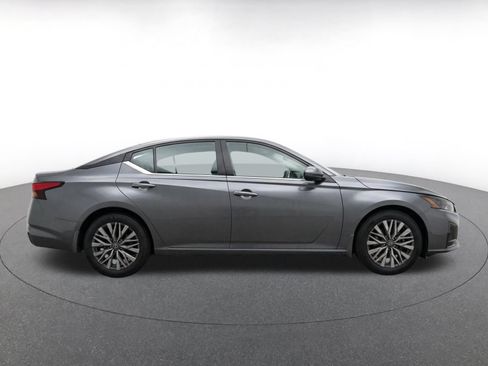 Used 2025 Nissan Altima 2.5 SV FWD image 13