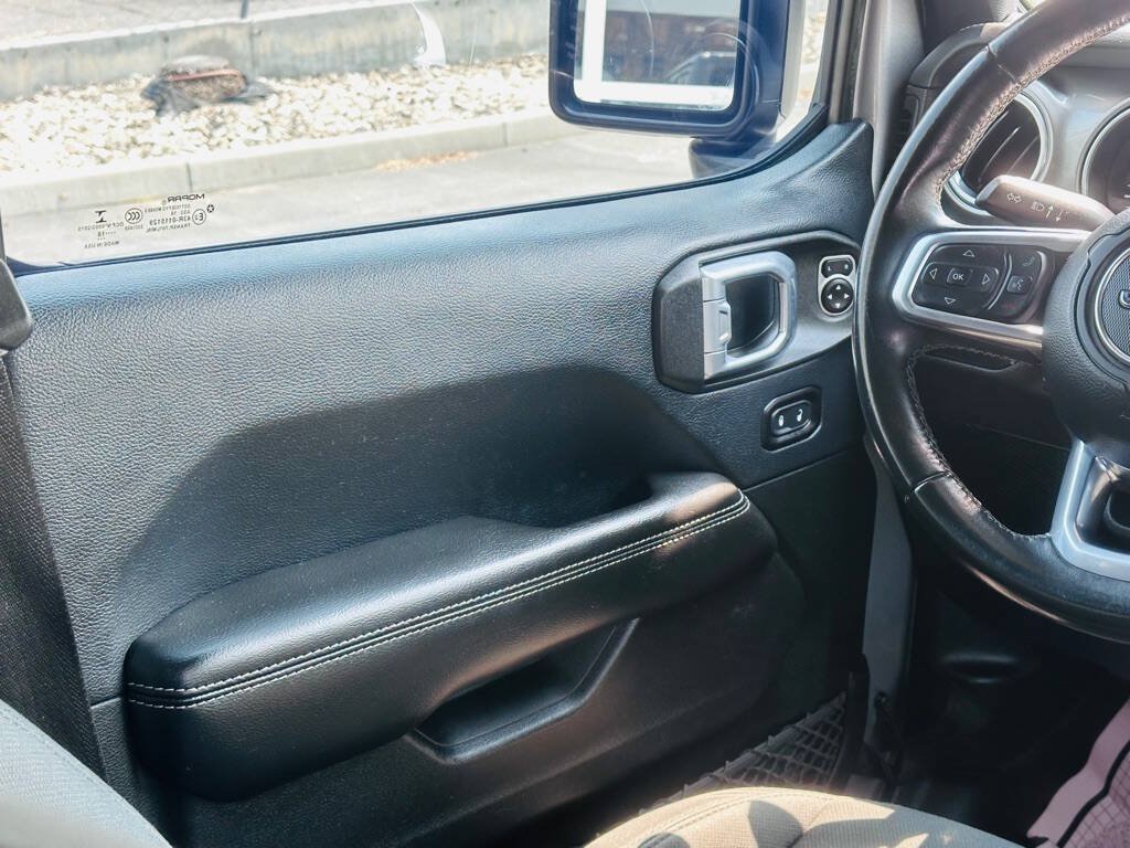 Used 2018 Jeep Wrangler Unlimited Sahara AWD/4WD image 15