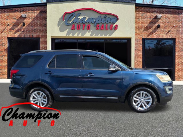 Used 2017 Ford Explorer XLT FWD image 3