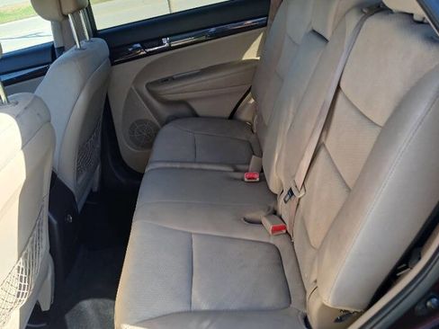 Used 2013 Kia Sorento LX w/ Third Row Pkg image 12