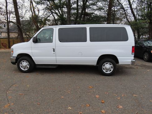 Used 2014 Ford E-350 and Econoline 350 XLT image 3