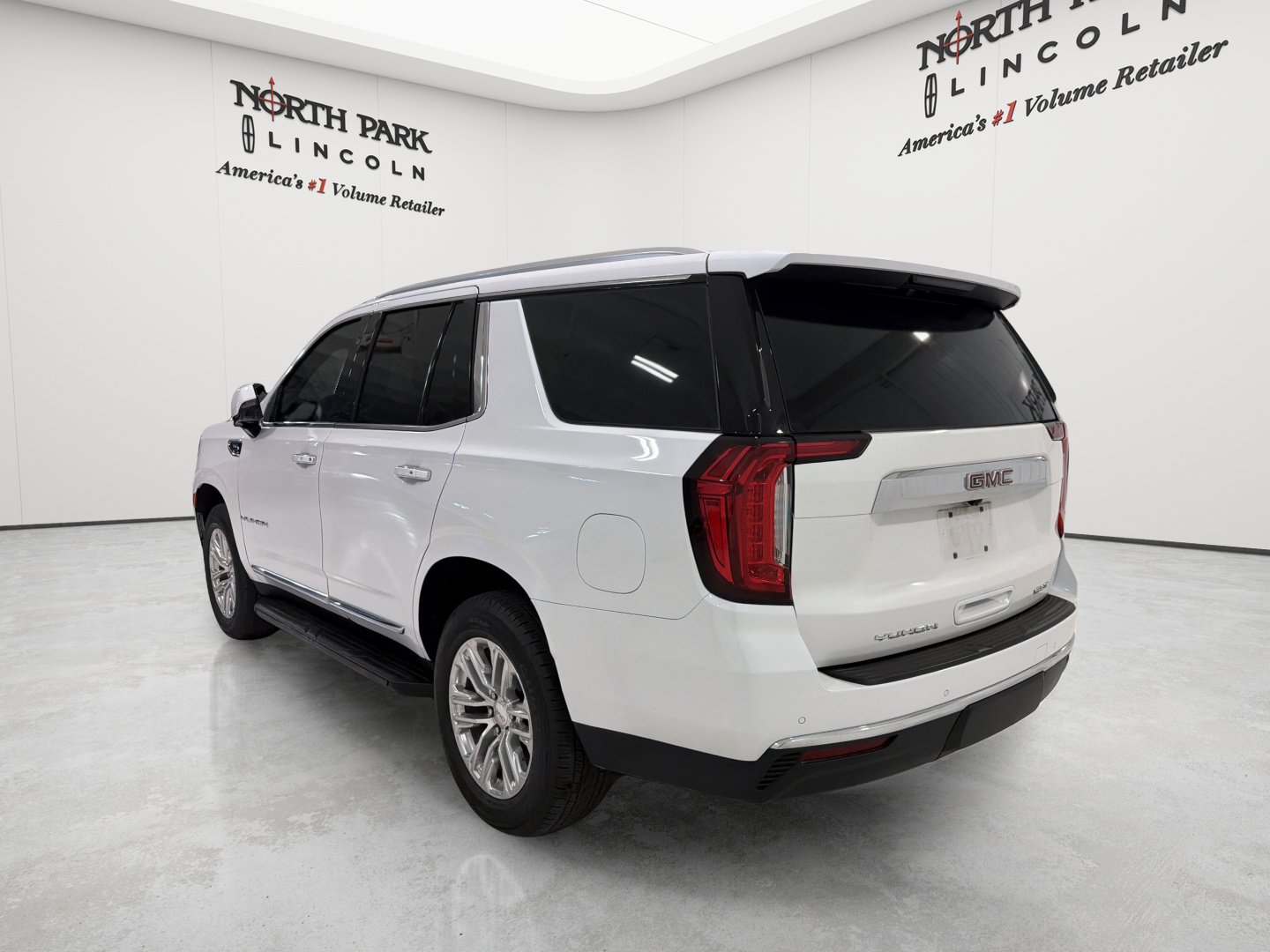 Used 2023 GMC Yukon SLT w/ SLT Premium Package AWD/4WD image 3