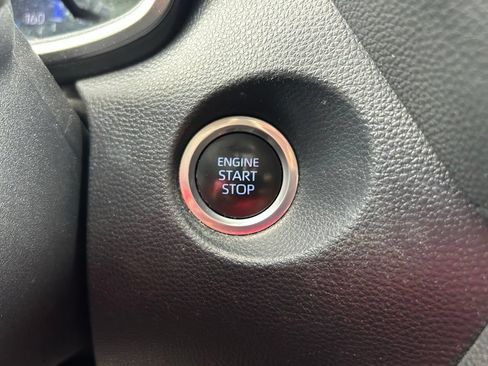 Used 2022 Toyota Corolla Cross XLE FWD image 29