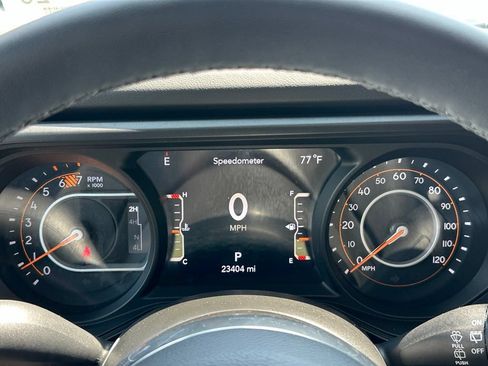 Used 2025 Jeep Wrangler Unlimited Sahara AWD/4WD image 16