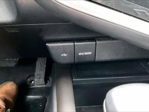 Used 2021 Toyota Camry SE image 32