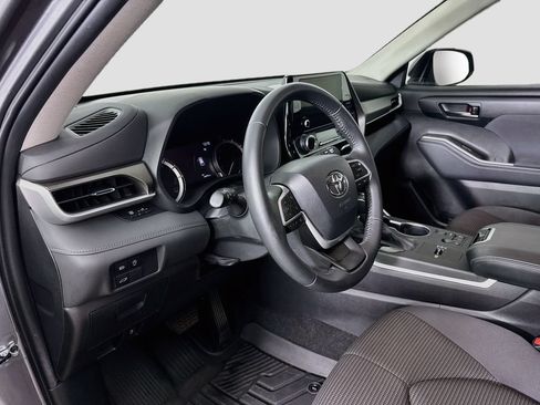 Certified 2024 Toyota Highlander LE FWD image 9