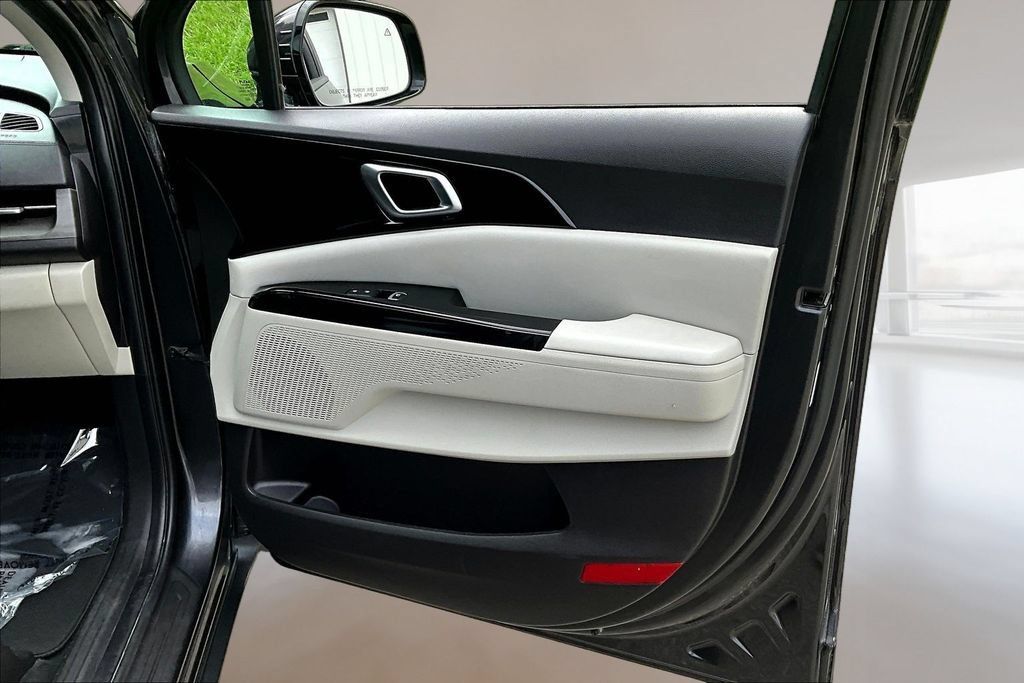 Used 2022 Kia Carnival EX FWD image 25