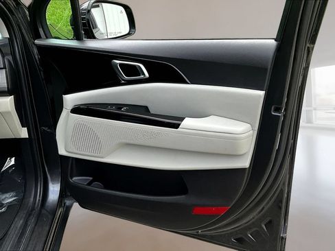 Used 2022 Kia Carnival EX FWD image 25