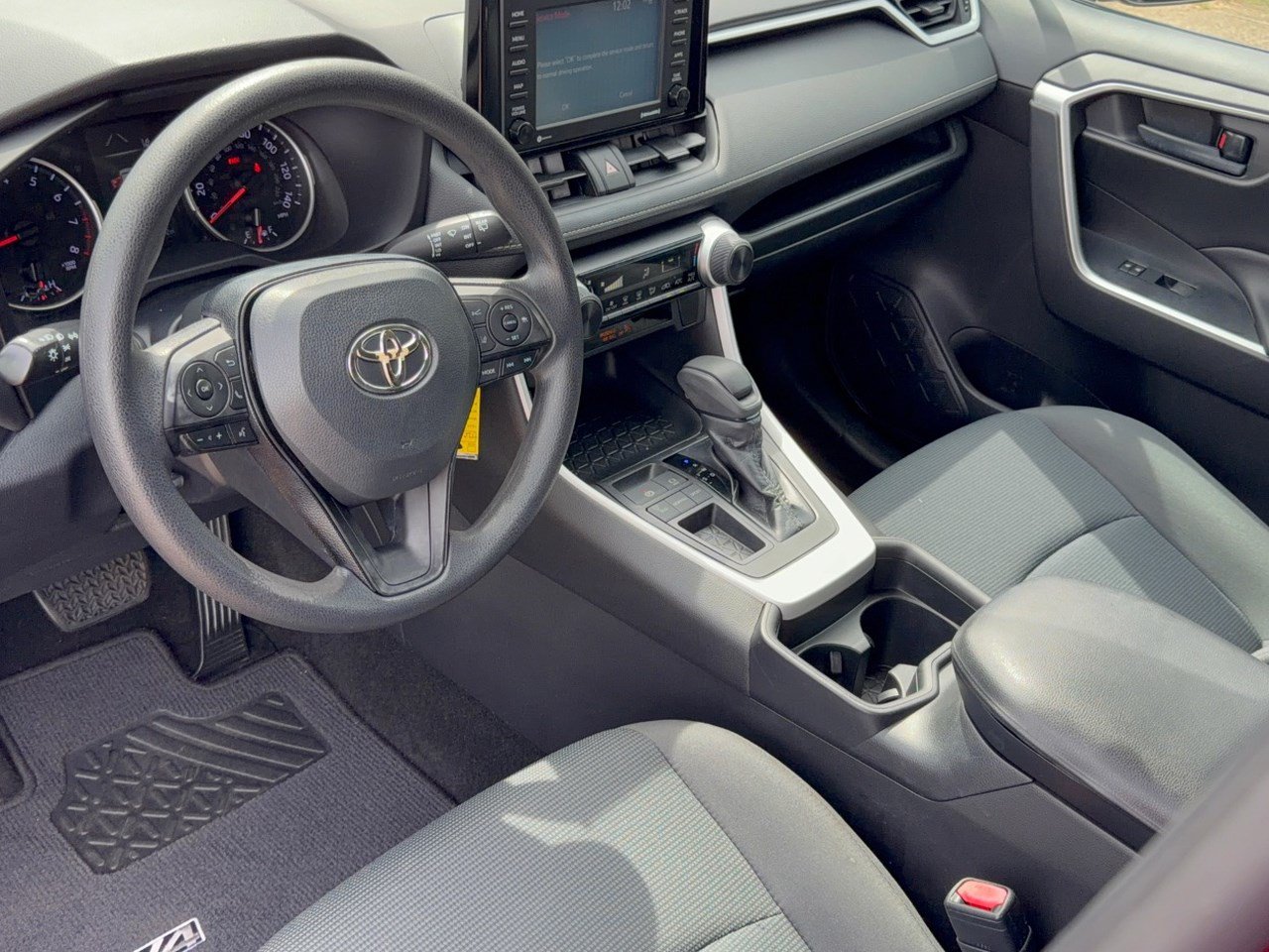 Used 2020 Toyota RAV4 LE FWD image 4