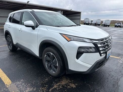 Used 2025 Nissan Rogue SV image 2