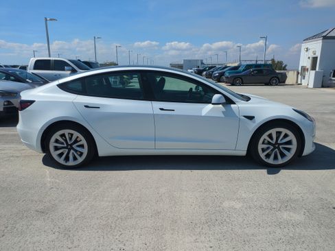 Used 2023 Tesla Model 3 Standard Range image 4